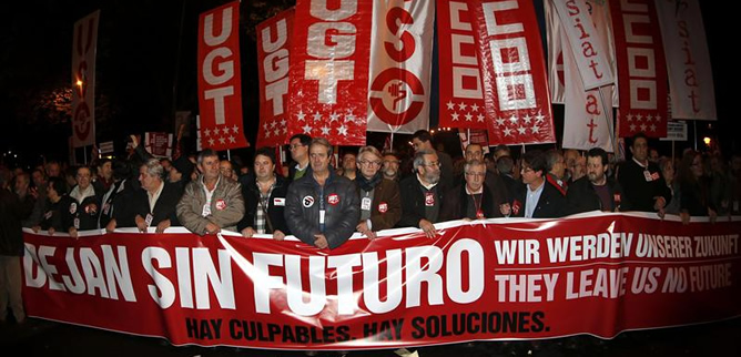 Los secretarios generales de UGT, Cándido Méndez, y de CCOO, Ignacio Fernández Toxo, entre otros, sostienen una gran pancarta con el lema de la huelga general: "Nos dejan sin futuro. Hay culpables. Hay soluciones" (en castellano, inglés y alemán), durante la manifestación convocada por los sindicatos en Madrid, que ha partido de la plaza de Cibeles de la capital hasta la plaza de Colón. Los secretarios generales de UGT, Cándido Méndez, y de CCOO, Ignacio Fernández Toxo, entre otros, sostienen una gran pancarta con el lema de la huelga general: "Nos dejan sin futuro. Hay culpables. Hay soluciones" (en castellano, inglés y alemán), durante la manifestación convocada por los sindicatos en Madrid, que ha partido de la plaza de Cibeles de la capital hasta la plaza de Colón.