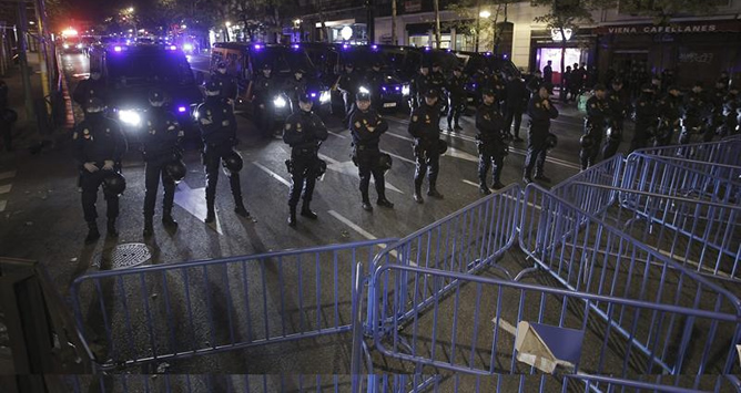 Efectivos de la Policía Nacional, tras cortar el tráfico en la calle Génova de Madrid, durante la manifestación convocada por los sindicatos con motivo de la huelga general, que ha partido de la plaza de Cibeles y ha finalizado en la plaza de Colón. Efectivos de la Policía Nacional, tras cortar el tráfico en la calle Génova de Madrid, durante la manifestación convocada por los sindicatos con motivo de la huelga general, que ha partido de la plaza de Cibeles y ha finalizado en la plaza de Colón.