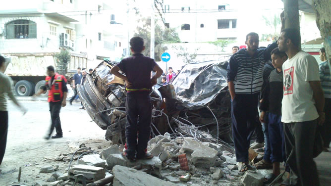 Bombardeo en la calle Al Nasser, centro de Gaza, donde Israel ha matado a diez civiles a la familia Al Dalou. CARMEN RENGEL Bombardeo en la calle Al Nasser, centro de Gaza, donde Israel ha matado a diez civiles a la familia Al Dalou. CARMEN RENGEL