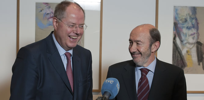 El secretario general del PSOE, Alfredo Pérez Rubalcaba, se ha reunido este miércoles con el candidato del SPD a la cancillería, Peer Steinbrück, en Berlín El secretario general del PSOE, Alfredo Pérez Rubalcaba, se ha reunido este miércoles con el candidato del SPD a la cancillería, Peer Steinbrück, en Berlín