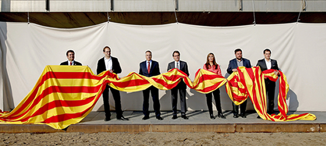 Los candidatos a la presidencia de la Generalitat (de izq. a dcha.) Alfons López Tena (SI), Joan Herrera (ICV), Pere Navarro (PSC), Artur Mas (CiU), Alicia Sánchez Camacho (PPC), Oriol Junqueras (ERC) y Albert Rivera (C's), posan para la Agencia Efe con una 'senyera' como nexo de unión entre todos los partidos, durante la jornada de reflexión de la elecciones catalanas. Los candidatos a la presidencia de la Generalitat (de izq. a dcha.) Alfons López Tena (SI), Joan Herrera (ICV), Pere Navarro (PSC), Artur Mas (CiU), Alicia Sánchez Camacho (PPC), Oriol Junqueras (ERC) y Albert Rivera (C's), posan para la Agencia Efe con una 'senyera' como nexo de unión entre todos los partidos, durante la jornada de reflexión de la elecciones catalanas.