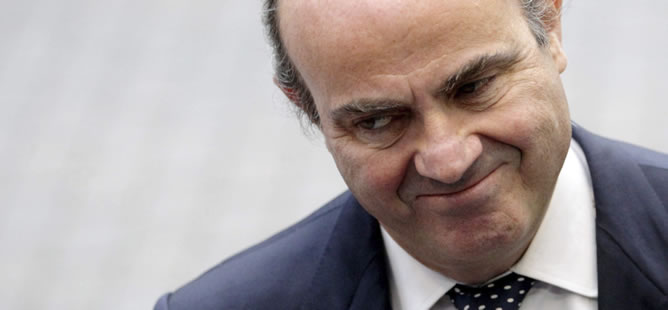 El ministro español de Economía, Luis de Guindos, a su llegada a la reunión de los ministros de Finanzas de la eurozona en Bruselas El ministro español de Economía, Luis de Guindos, a su llegada a la reunión de los ministros de Finanzas de la eurozona en Bruselas