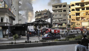Imagen distribuida por la agencia de noticias siria SANA que muestra el escenario de un ataque con coche bomba en Jaramana, de mayoría drusa, en Damasco, Siria. Imagen distribuida por la agencia de noticias siria SANA que muestra el escenario de un ataque con coche bomba en Jaramana, de mayoría drusa, en Damasco, Siria.