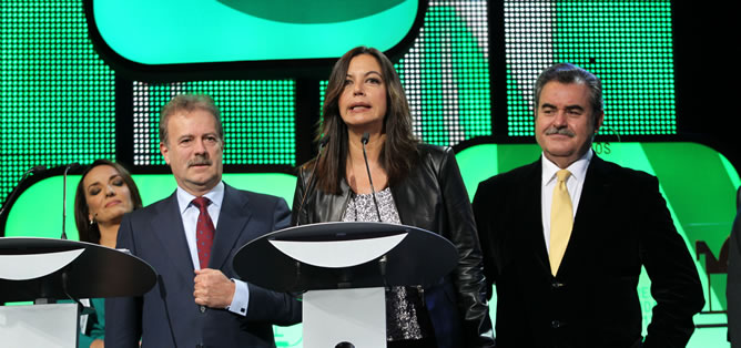 La actual directora de 'Hora 25', Àngels Barceló, recoge junto a antiguos editores el premio Ondas por los 40 años de 'Hora 25' La actual directora de 'Hora 25', Àngels Barceló, recoge junto a antiguos editores el premio Ondas por los 40 años de 'Hora 25'