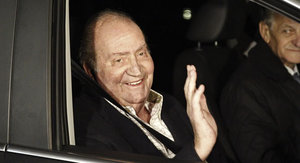 El rey Juan Carlos abandona el hospital tras su operación de cadera. El rey Juan Carlos abandona el hospital tras su operación de cadera.