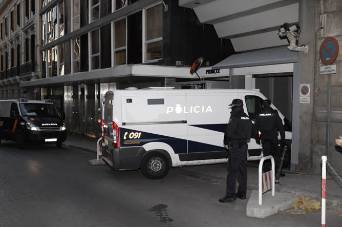 El expresidente de la CEOE, Gerardo Díaz Ferrán, y el empresario valenciano Ángel de Cabo han llegado a la Audiencia Nacional en un furgón policial El expresidente de la CEOE, Gerardo Díaz Ferrán, y el empresario valenciano Ángel de Cabo han llegado a la Audiencia Nacional en un furgón policial