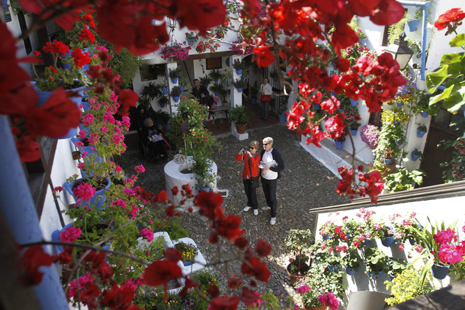 Fotografía de archivo de un patio cordobés en el Barrio de San Basilio. Los patios de Córdoba se han convertido en el duodécimo valor español que entra en la lista del patrimonio cultural inmaterial de la humanidad de la Unesco Fotografía de archivo de un patio cordobés en el Barrio de San Basilio. Los patios de Córdoba se han convertido en el duodécimo valor español que entra en la lista del patrimonio cultural inmaterial de la humanidad de la Unesco
