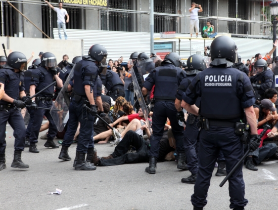 Imagen de archivo de una carga de los Mossos en mayo de 2012 Imagen de archivo de una carga de los Mossos en mayo de 2012