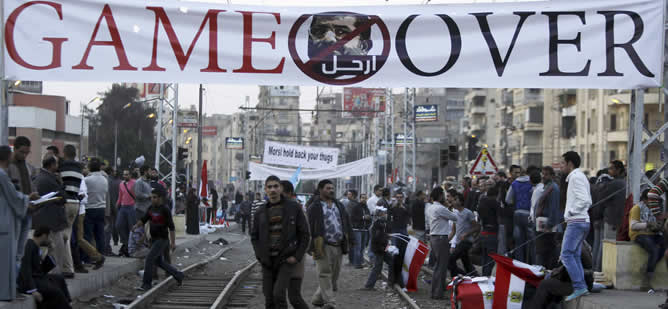 Un grupo de manifestantes protestan contra las decisiones de Mursi junto al Palacio Presidencial. Un grupo de manifestantes protestan contra las decisiones de Mursi junto al Palacio Presidencial.