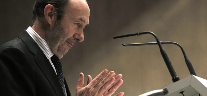 El secretario general del PSOE, Alfredo Pérez Rubalcaba, interviene durante el acto de homenaje conjunto al histórico dirigente socialista Luis Gómez Llorente, fallecido el pasado mes de octubre. El secretario general del PSOE, Alfredo Pérez Rubalcaba, interviene durante el acto de homenaje conjunto al histórico dirigente socialista Luis Gómez Llorente, fallecido el pasado mes de octubre.