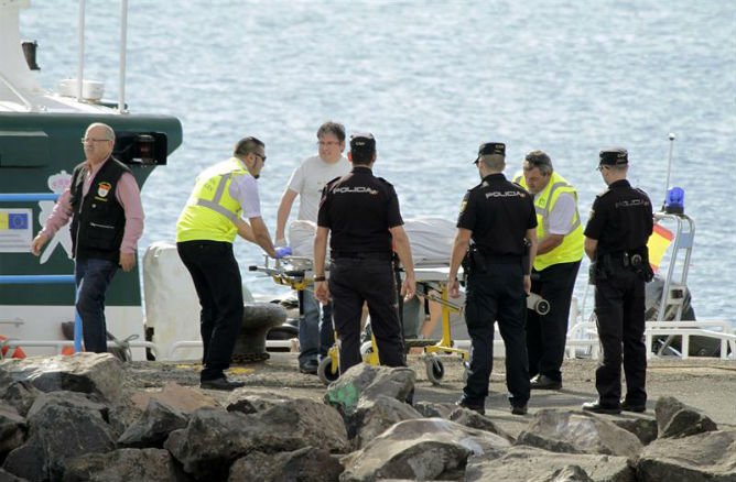 El cadáver de uno de los ocho inmigrantes desparecidos hoy tras el vuelco de una patera en aguas de Lanzarote El cadáver de uno de los ocho inmigrantes desparecidos hoy tras el vuelco de una patera en aguas de Lanzarote