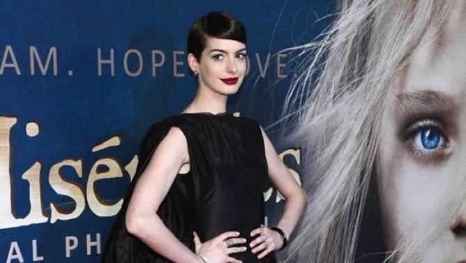 Anne Hathaway, por 'Los miserables' y 'El Caballero Oscuro: La leyenda renace'. Es posible que cuando se estrene 'Los miserables' todo el mundo hable de ella, pero su genial interpretación de Fantine en el conocido musical que seguro le valdrá una nominación al Oscar. Anne Hathaway, por 'Los miserables' y 'El Caballero Oscuro: La leyenda renace'. Es posible que cuando se estrene 'Los miserables' todo el mundo hable de ella, pero su genial interpretación de Fantine en el conocido musical que seguro le valdrá una nominación al Oscar.
