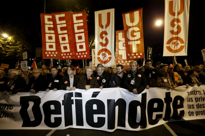 Los secretarios generales de CCOO, Ignacio Fernández Toxo, y de UGT, Cándido Méndez, encabezan la manifestación convocada por sus sindicatos y el resto de organizaciones que forman la Cumbre Social en defensa del estado de bienestar y contra la política de recortes del Gobierno, que ha salido esta tarde de la Plaza de Neptuno y terminará en la Puerta del Sol, en Madrid Los secretarios generales de CCOO, Ignacio Fernández Toxo, y de UGT, Cándido Méndez, encabezan la manifestación convocada por sus sindicatos y el resto de organizaciones que forman la Cumbre Social en defensa del estado de bienestar y contra la política de recortes del Gobierno, que ha salido esta tarde de la Plaza de Neptuno y terminará en la Puerta del Sol, en Madrid
