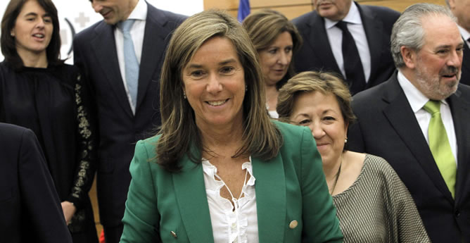 La ministra de Sanidad, Ana Mato, tras posar para la foto de familia del pleno del Consejo Interterritorial del Sistema Nacional de Salud La ministra de Sanidad, Ana Mato, tras posar para la foto de familia del pleno del Consejo Interterritorial del Sistema Nacional de Salud