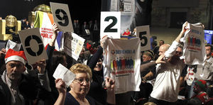 El sorteo de la Lotería de Navidad no ha estado exento de acciones de protesta, las que han protagonizado empleados de Telemadrid contra los despidos en esta cadena, así como profesionales sanitarios defendiendo la sanidad pública y rechazando la privatización de la gestión de hospitales madrileños. El sorteo de la Lotería de Navidad no ha estado exento de acciones de protesta, las que han protagonizado empleados de Telemadrid contra los despidos en esta cadena, así como profesionales sanitarios defendiendo la sanidad pública y rechazando la privatización de la gestión de hospitales madrileños.