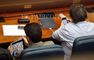 Los diputados del PP Bartolomé González y María Isabel Redondo juegan una partida de Apalabrados durante el pleno en que se ha aprobado, entre otras medidas, la privatización de la gestión de los hospitales públicos madrileños. Los diputados del PP Bartolomé González y María Isabel Redondo juegan una partida de Apalabrados durante el pleno en que se ha aprobado, entre otras medidas, la privatización de la gestión de los hospitales públicos madrileños.