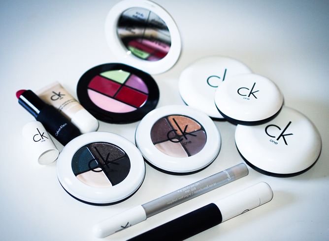 Consigue un look natural que defina tu personalidad más auténtica con CK One Color Consigue un look natural que defina tu personalidad más auténtica con CK One Color