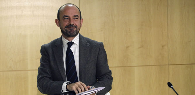 El exvicealcalde de Madrid Miguel Ángel Villanueva, al término de la rueda de prensa que ha ofrecido hoy poco después de haber presentado su dimisión de este cargo a la alcaldesa de Madrid, Ana Botella El exvicealcalde de Madrid Miguel Ángel Villanueva, al término de la rueda de prensa que ha ofrecido hoy poco después de haber presentado su dimisión de este cargo a la alcaldesa de Madrid, Ana Botella