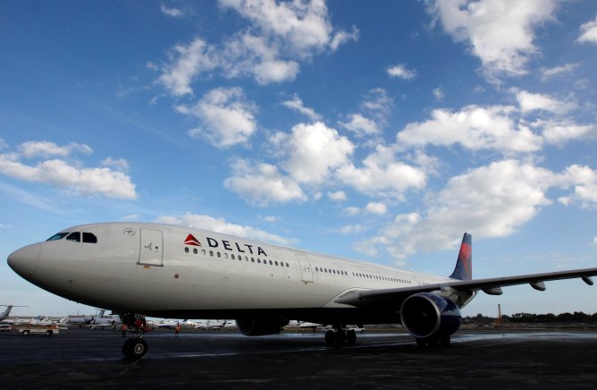 "Delta Airlines ha inaugurado el programa Sky Sommelier para sobrecargos con el objetivo de ofrecerles una mayor conocimiento de los caldos que se sirven a bordo". En la imagen, un avión 'charter' en el aeropuerto internacional Ft. Lauderdale-Hollywood, el pasado dos de enero. "Delta Airlines ha inaugurado el programa Sky Sommelier para sobrecargos con el objetivo de ofrecerles una mayor conocimiento de los caldos que se sirven a bordo". En la imagen, un avión 'charter' en el aeropuerto internacional Ft. Lauderdale-Hollywood, el pasado dos de enero.