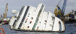 Vista de las operaciones de rescate del crucero Costa Concordia en la Isla del Giglio, Italia Vista de las operaciones de rescate del crucero Costa Concordia en la Isla del Giglio, Italia