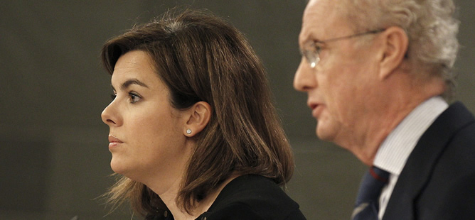 La vicepresidenta del Gobierno, Soraya Sáenz de Santamaría, y el ministro de Defensa, Pedro Morenés, en la rueda de prensa posterior a la reunión del Consejo de Ministros La vicepresidenta del Gobierno, Soraya Sáenz de Santamaría, y el ministro de Defensa, Pedro Morenés, en la rueda de prensa posterior a la reunión del Consejo de Ministros