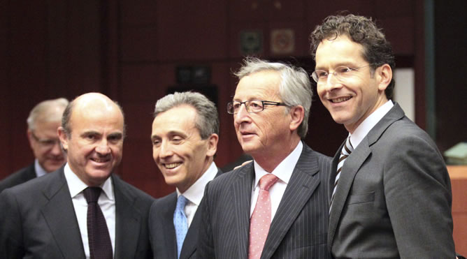 De izquierda a derecha, los ministros de Economía de España, Luis De Guindos, y de Italia, Vittorio Grilli, el presidente del Eurogrupo y primer ministro de Luxemburgo, Jean-Claude Juncker, y el candidato a sucederle al frente del Eurogrupo, el titular holandés de Economía, Jeroen Dijsselbloem De izquierda a derecha, los ministros de Economía de España, Luis De Guindos, y de Italia, Vittorio Grilli, el presidente del Eurogrupo y primer ministro de Luxemburgo, Jean-Claude Juncker, y el candidato a sucederle al frente del Eurogrupo, el titular holandés de Economía, Jeroen Dijsselbloem