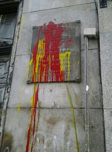 La placa que homenajea a los abogados laboralistas de Atocha, asesinados el 24 de enero de 1977 en un despacho de la calle Atocha de Madrid ha aparecido pintada con los colores de la bandera española justo cuando se cumplen 36 años del crimen La placa que homenajea a los abogados laboralistas de Atocha, asesinados el 24 de enero de 1977 en un despacho de la calle Atocha de Madrid ha aparecido pintada con los colores de la bandera española justo cuando se cumplen 36 años del crimen