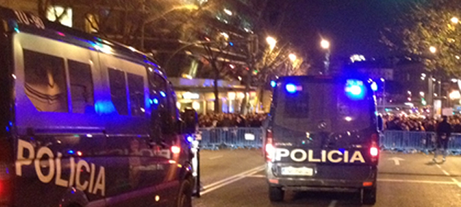 Vista general del cordón policial desplegado en Génova para impedir a los manifestantes llegar a la sede del PP Vista general del cordón policial desplegado en Génova para impedir a los manifestantes llegar a la sede del PP