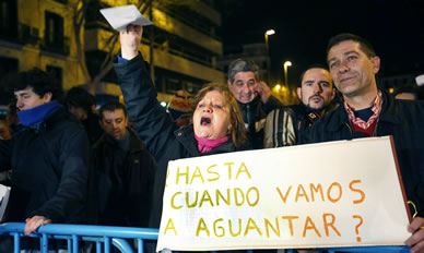 Varias personas muestran pancartas durante una concentración en la que varios centenares de asistentes han protestado contra la corrupción en la sede del PP en Madrid. Varias personas muestran pancartas durante una concentración en la que varios centenares de asistentes han protestado contra la corrupción en la sede del PP en Madrid.