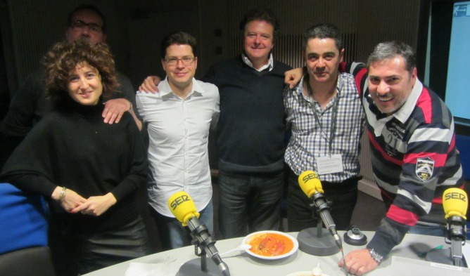 El equipo de A vivir Madrid con Juan Luis Cano y Serafín García del restaurante 'La Montaña' El equipo de A vivir Madrid con Juan Luis Cano y Serafín García del restaurante 'La Montaña'