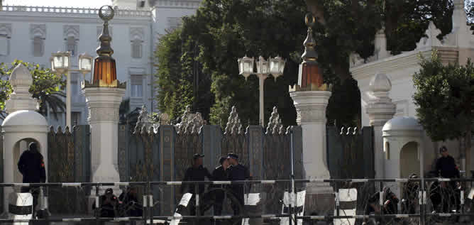 Policías egipcios protegen la puerta del Palacio Presidencial en El Cairo Policías egipcios protegen la puerta del Palacio Presidencial en El Cairo