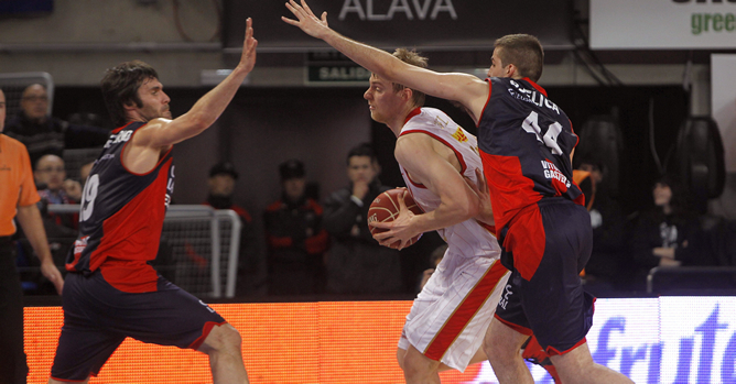 El pívot holandés del CAI Zaragoza, Henk Norel, avanza ante la defensa del alero Fernando San Emeterio y el alero serbio Nemanja Bjelica El pívot holandés del CAI Zaragoza, Henk Norel, avanza ante la defensa del alero Fernando San Emeterio y el alero serbio Nemanja Bjelica