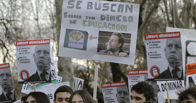 Decenas de jóvenes participan en la manifestación convocada por la Plataforma Regional por la Escuela Pública de la Comunidad de Madrid en defensa de la escuela pública y contra la ley educativa LOMCE. Decenas de jóvenes participan en la manifestación convocada por la Plataforma Regional por la Escuela Pública de la Comunidad de Madrid en defensa de la escuela pública y contra la ley educativa LOMCE.