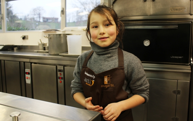 Naia Ugarte, hija del director de cine Felipe Ugarte, protagoniza el cortometraje 'Kitchen dreams', grabado en la cocina de Mugaritz y presente en la 63ª edición de la Berlinale. Naia Ugarte, hija del director de cine Felipe Ugarte, protagoniza el cortometraje 'Kitchen dreams', grabado en la cocina de Mugaritz y presente en la 63ª edición de la Berlinale.