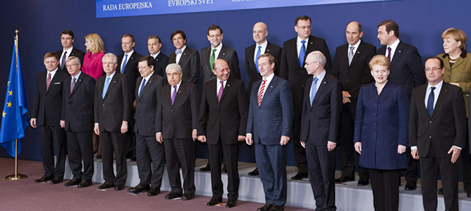 Fotografía de familia de los asistentes a la cumbre de Jefes de Estado y de Gobierno de la Unión Europea en la que se ha cerrado el presupuesto comunitario para 2014-2020 Fotografía de familia de los asistentes a la cumbre de Jefes de Estado y de Gobierno de la Unión Europea en la que se ha cerrado el presupuesto comunitario para 2014-2020