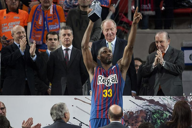 El alero estadounidense del Regal Barcelona Pete Mickeal, en presencia del Rey Juan Carlos, levanta el trofeo que le acredita como mejor jugador del torneo al término del partido de la final de la Copa del Rey que el conjunto azulgrana ha ganado ante el Valencia Basket. El alero estadounidense del Regal Barcelona Pete Mickeal, en presencia del Rey Juan Carlos, levanta el trofeo que le acredita como mejor jugador del torneo al término del partido de la final de la Copa del Rey que el conjunto azulgrana ha ganado ante el Valencia Basket.