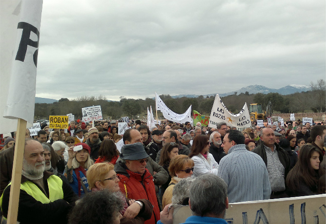 Mas de un millar de personas acudieron este domingo para protestar contra la demora en la apertura del hospital de Collado Villalba y su gestión privada. Los asistentes han portado pancartas con lemas como ''la sanidad se vende, el paciente se resiente'', ''este gobierno perjudica tu salud''. Mas de un millar de personas acudieron este domingo para protestar contra la demora en la apertura del hospital de Collado Villalba y su gestión privada. Los asistentes han portado pancartas con lemas como ''la sanidad se vende, el paciente se resiente'', ''este gobierno perjudica tu salud''.