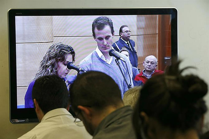 Los periodistas siguen desde un monitor la declaración como testigo del ciclista alemán Jörg Jaksche en el juicio de la Operación Puerto Los periodistas siguen desde un monitor la declaración como testigo del ciclista alemán Jörg Jaksche en el juicio de la Operación Puerto