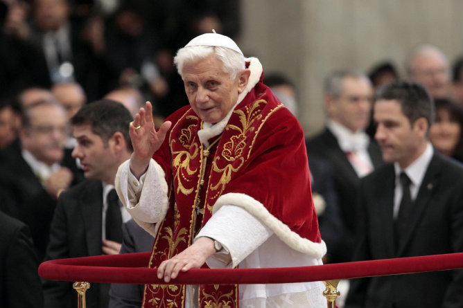 Fotografía de archivo tomada el 9 de febrero de 2013 que muestra al papa Benedicto XVI bendiciendo a los miembros de la Orden de Malta durante una misa en la Basílica de San Pedro del Vaticano. El papa Benedicto XVI ha anunciado hoy, lunes 11 de febrero de 2013 que abandonará su pontificado el próximo 28 de febrero Fotografía de archivo tomada el 9 de febrero de 2013 que muestra al papa Benedicto XVI bendiciendo a los miembros de la Orden de Malta durante una misa en la Basílica de San Pedro del Vaticano. El papa Benedicto XVI ha anunciado hoy, lunes 11 de febrero de 2013 que abandonará su pontificado el próximo 28 de febrero
