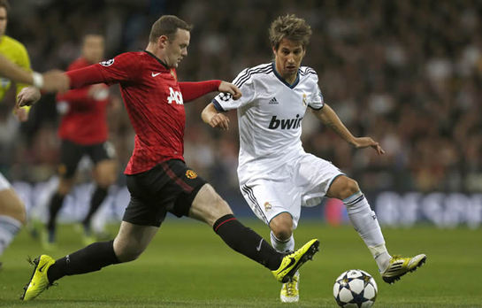 FOTOGALERIA: Coentrao y Rooney disputan un balón FOTOGALERIA: Coentrao y Rooney disputan un balón