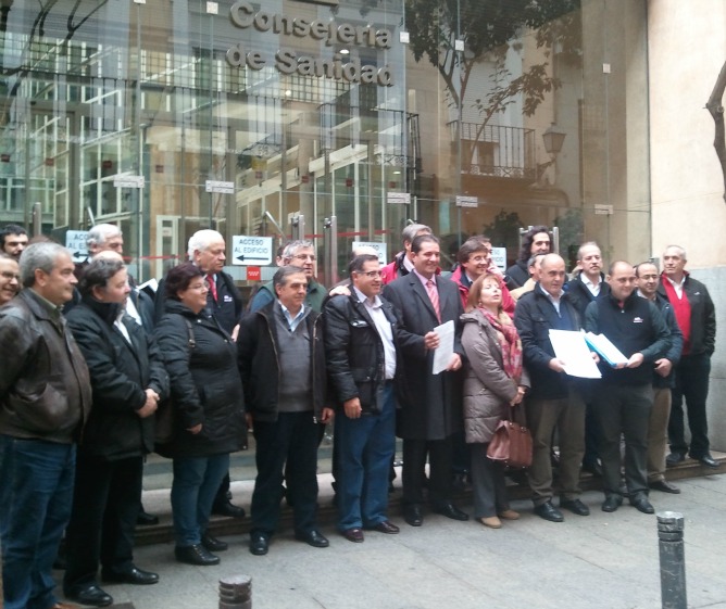 Los alcaldes de la sierra norte de Madrid posan con la carta que han entregado a la Consejería de Sanidad Los alcaldes de la sierra norte de Madrid posan con la carta que han entregado a la Consejería de Sanidad