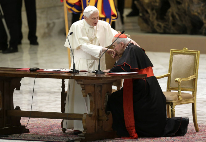 El cardenal Agostino Vallini besa la mano del papa Benedicto XVI en el encuentro con los sacerdotes de la diócesis de Roma El cardenal Agostino Vallini besa la mano del papa Benedicto XVI en el encuentro con los sacerdotes de la diócesis de Roma