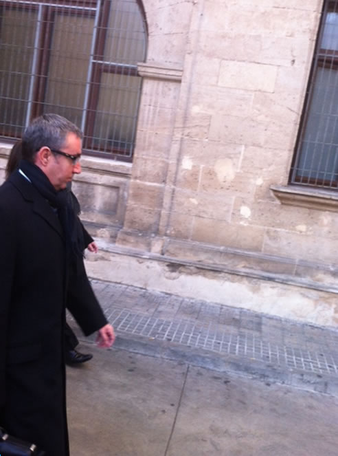 El juez José Castro ha accedido a la petición del letrado de Diego Torres y ha invertido el orden de los interrogatorios. El primero en declarar será el exsocio de Urdangarin y después será el turno de su mujer, Ana María Tejeiro. El juez José Castro ha accedido a la petición del letrado de Diego Torres y ha invertido el orden de los interrogatorios. El primero en declarar será el exsocio de Urdangarin y después será el turno de su mujer, Ana María Tejeiro.