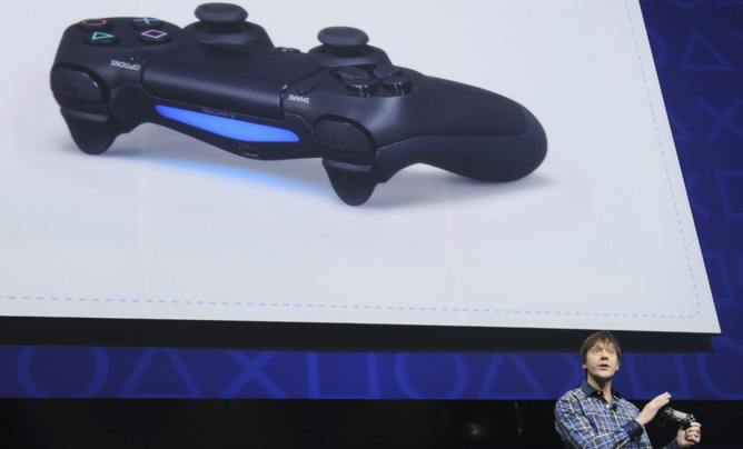 El diseñador de videojuegos Mark Cerny exhibe el mas reciente control 'DualShock 4' durante la presentación del PlayStation 4, de Sony Computer Entertainment El diseñador de videojuegos Mark Cerny exhibe el mas reciente control 'DualShock 4' durante la presentación del PlayStation 4, de Sony Computer Entertainment