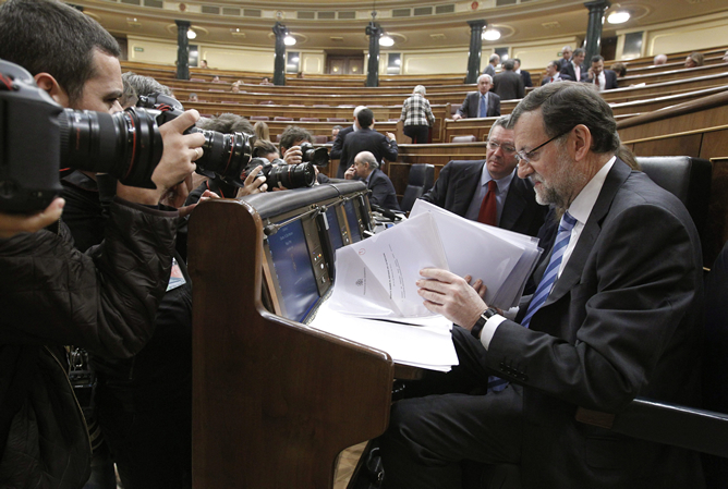 El presidente del Gobierno revisa documentos al inicio de la segunda sesión del debate sobre el estado de la Nación El presidente del Gobierno revisa documentos al inicio de la segunda sesión del debate sobre el estado de la Nación