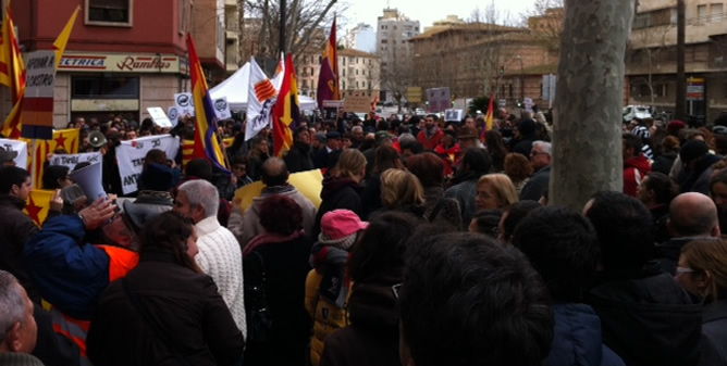 Unas 300 personas se manifiestan esta mañana a las puertas del juzgado de Palma contra Iñaki Urdangarin y la Monarquía y en favor de la República. Esperando a que llegase el yerno del rey, los allí reunidos han exigido "justicia para todos. Unas 300 personas se manifiestan esta mañana a las puertas del juzgado de Palma contra Iñaki Urdangarin y la Monarquía y en favor de la República. Esperando a que llegase el yerno del rey, los allí reunidos han exigido "justicia para todos.