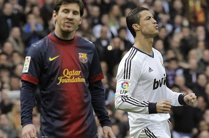 El delantero argentino del Barcelona Lionel Messi y el delantero portugués del Real Madrid Cristiano Ronaldo, durante el partido correspondiente a la vigésima sexta jornada de liga en Primera División. El delantero argentino del Barcelona Lionel Messi y el delantero portugués del Real Madrid Cristiano Ronaldo, durante el partido correspondiente a la vigésima sexta jornada de liga en Primera División.