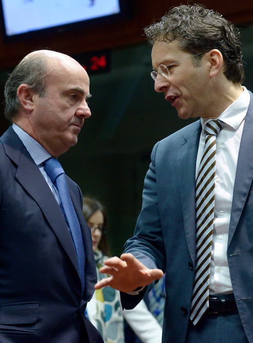 El ministro español de Economía, Luis de Guindos, charla con su homólogo holandés y presidente del Eurogrupo, Jeroen Dijsselbloem, al comienzo del Ecofin en Bruselas. El ministro español de Economía, Luis de Guindos, charla con su homólogo holandés y presidente del Eurogrupo, Jeroen Dijsselbloem, al comienzo del Ecofin en Bruselas.