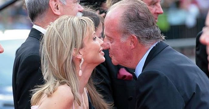 La princesa Corinna Zu Sayn-Wittgenstein saluda al rey en un acto de la fundación Laureus en 2006 La princesa Corinna Zu Sayn-Wittgenstein saluda al rey en un acto de la fundación Laureus en 2006