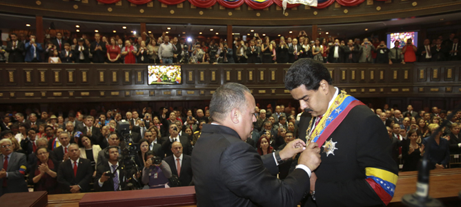 Nicolás Maduro recibiendo la banda presidencial del líder de la Asamblea Nacional, Diosdado Cabello Nicolás Maduro recibiendo la banda presidencial del líder de la Asamblea Nacional, Diosdado Cabello